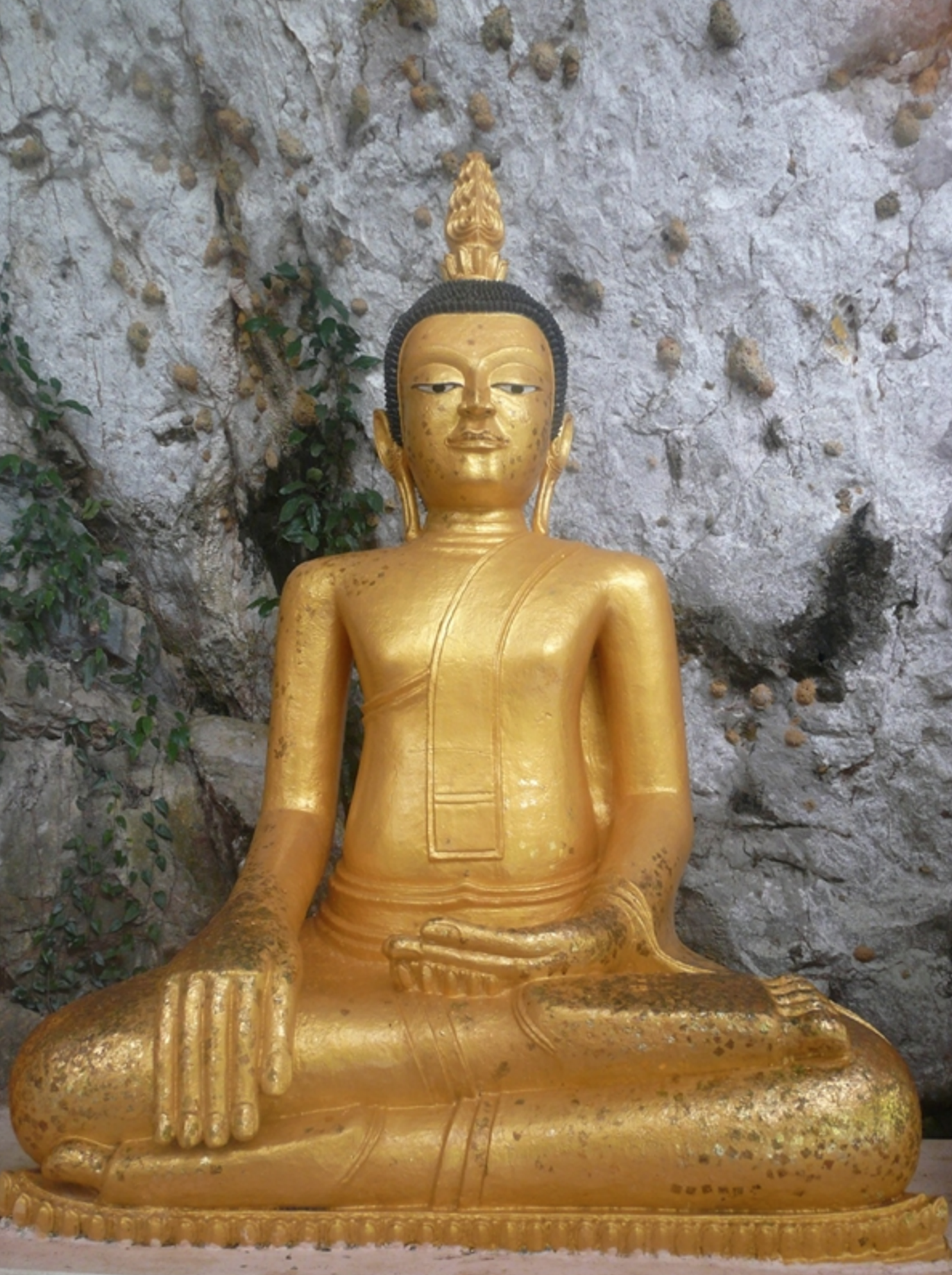หลวงพ่อองค์ใหญ่ สิ่งศักดิ์สิทธิ์วัดเขาพระทอง