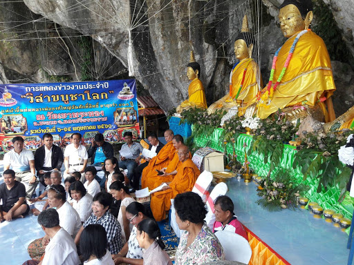 ชาวบ้านมาสักการะพระใหญ่ที่วัดเขาพระทอง
