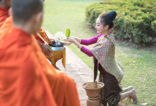 ผู้หญิงใส่บาตร