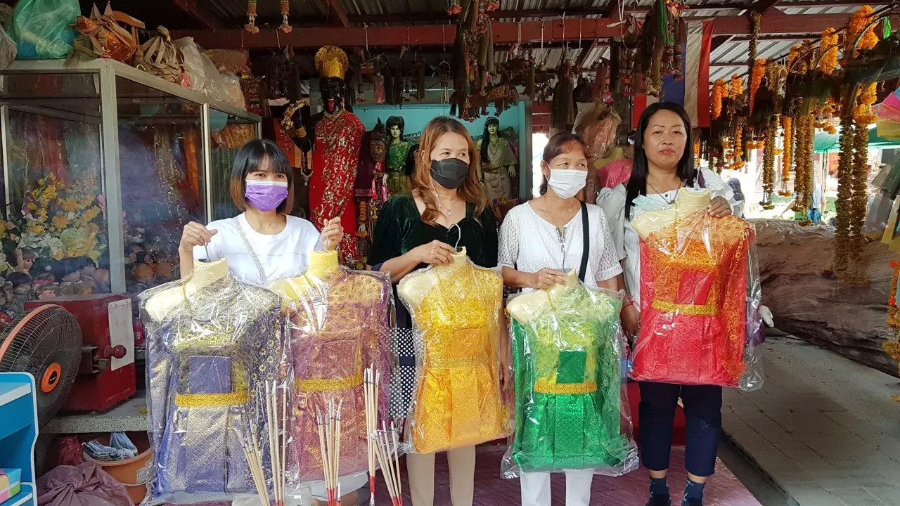 ชาวบ้านถือชุดไทยแห่แก้บน