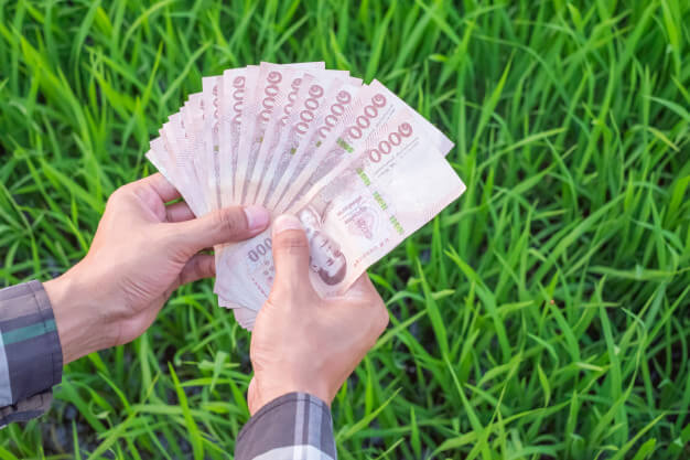 ถือธนบัตร