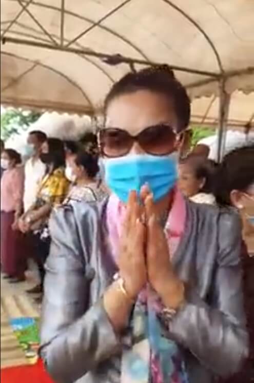 ศิริพร อำไพพงษ์ ทำพิธีบวงสรวงที่วัดศิริพร