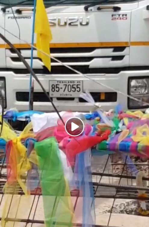 ป้ายทะเบียนรถเครน ที่ใช้ในการยกเสาเอกเสาโท หมายเลข 85 – 7055 ขอนแก่น