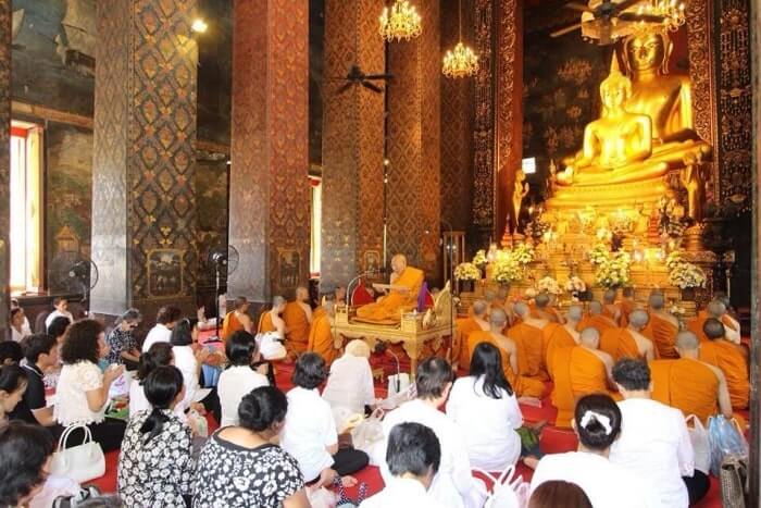 นั่งฟังเทศน์