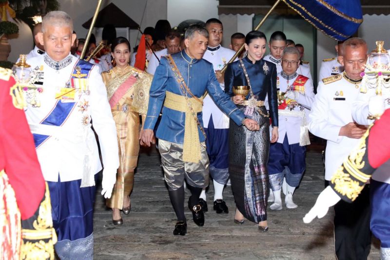 King rama 10 meet his people