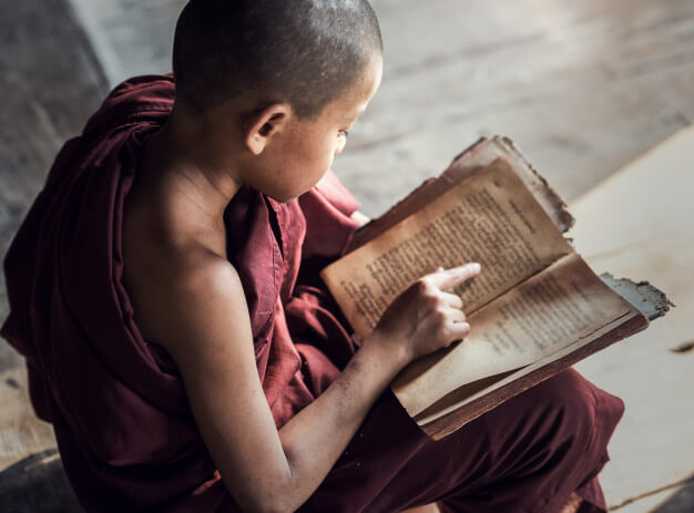 เณรอ่านหนังสือ