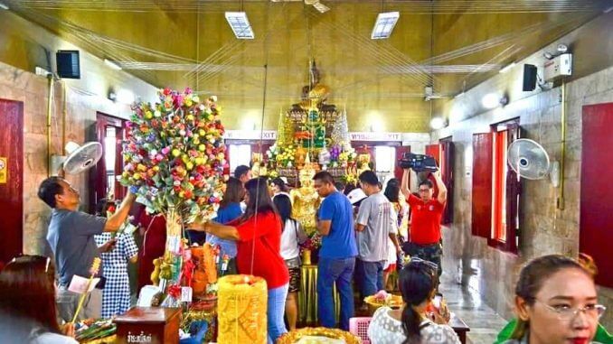 คนไหว้หลวงพ่อปากแดง