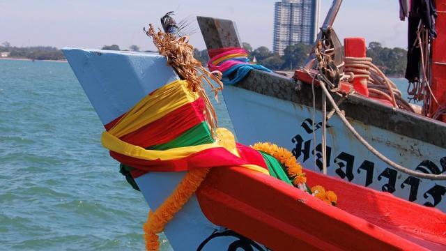 ผ้าสามสีผูกหัวเรือ