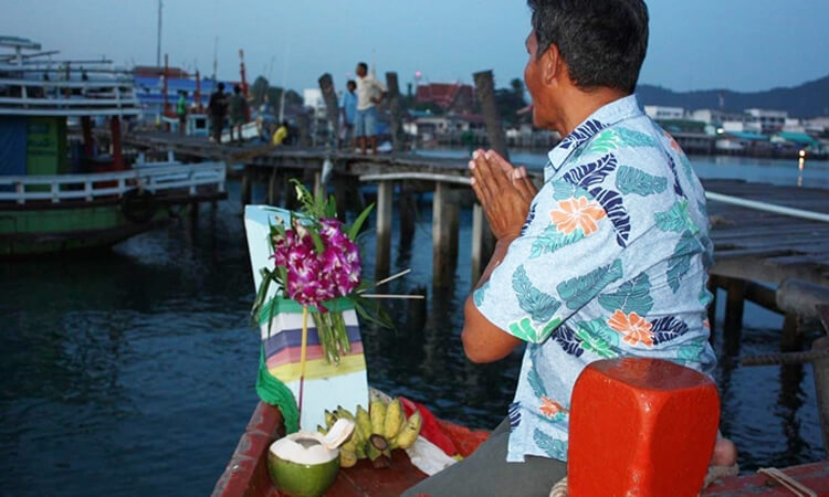 กราบหัวเรือ