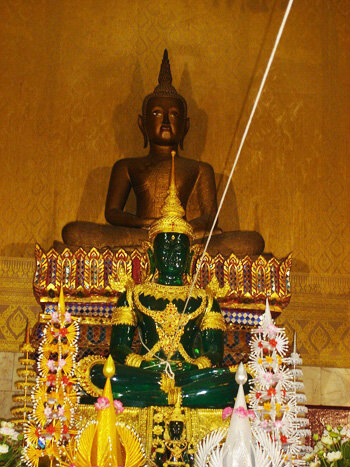 หลวงพ่อปากแดง บนแท่นบูชา