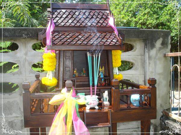 จุดธูปบูชาศาลเจ้าที่