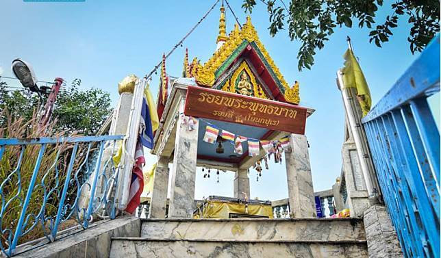 ทางขึ้นรอยพระพุทธบาท วัดเขาวงพระจันทร์