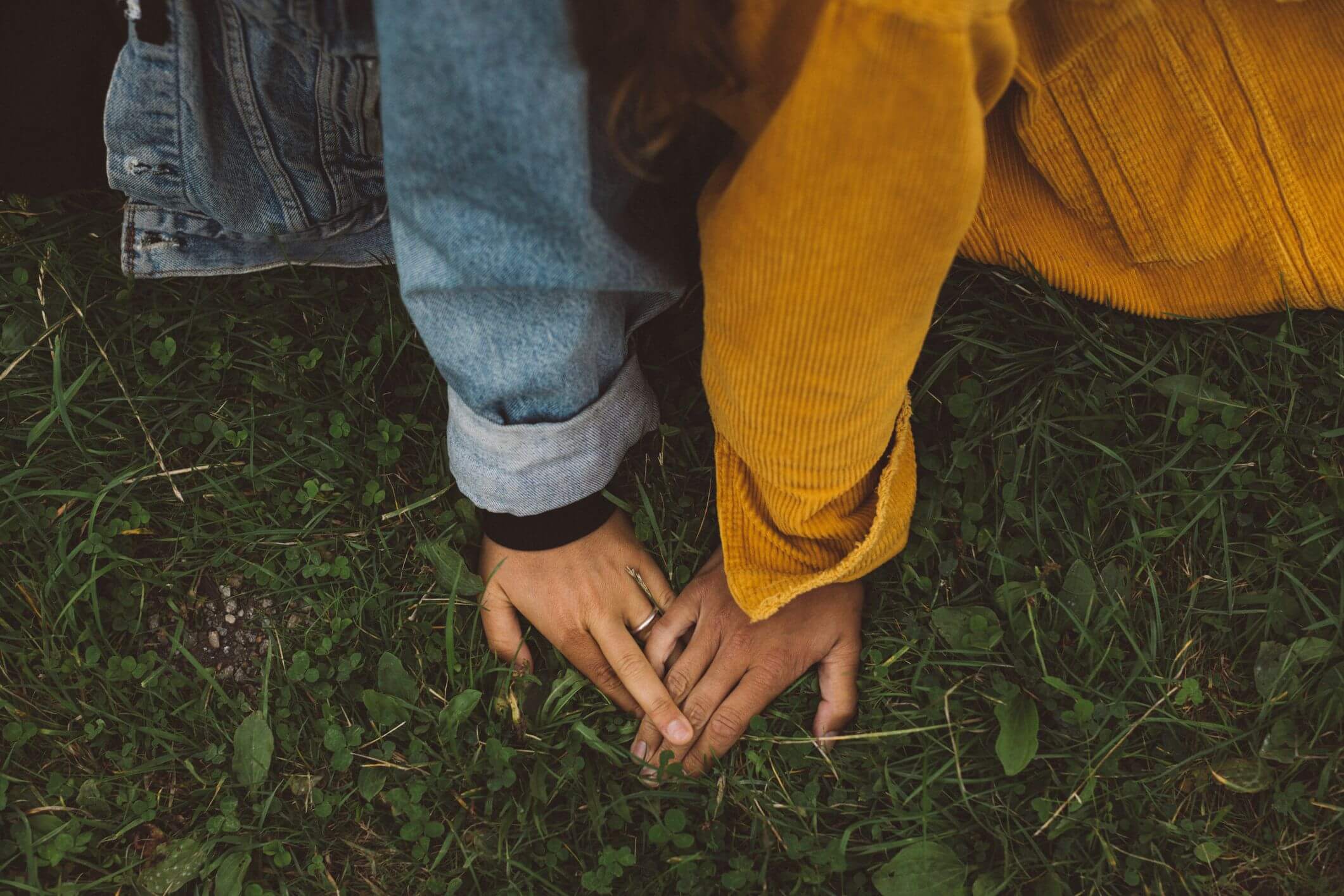 จับมือกัน