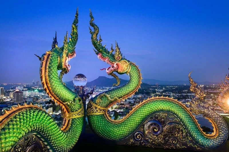 รูปปั้นพญานาคตอนกลางคืน