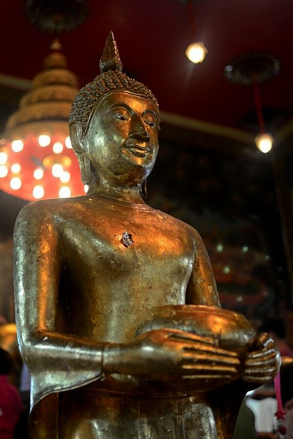 พระพุทธรูปปางอุ้มบาตร