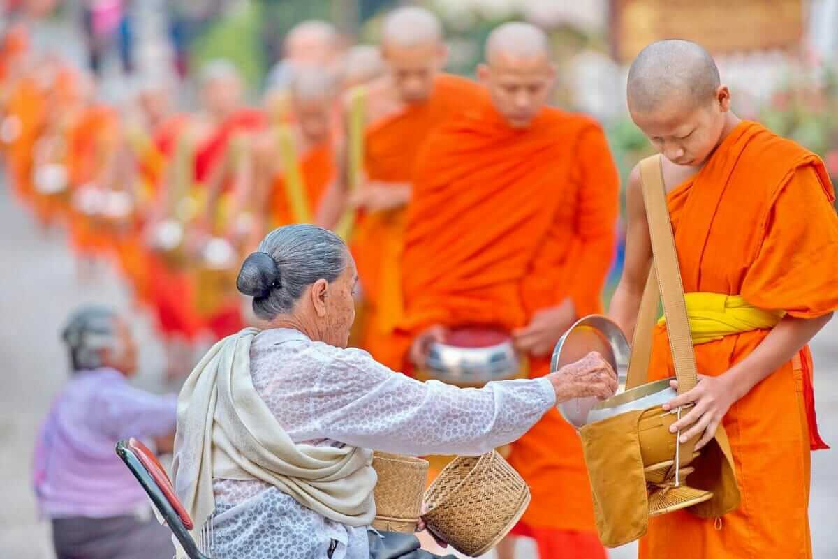 ใส่บาตรตอนเช้า
