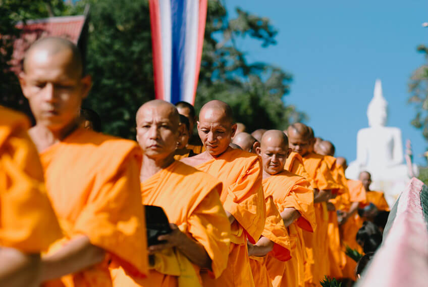 พระเดินเรียงแถว