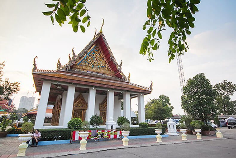 บริเวณหน้าโบสถ์วัดมหาบุศย์