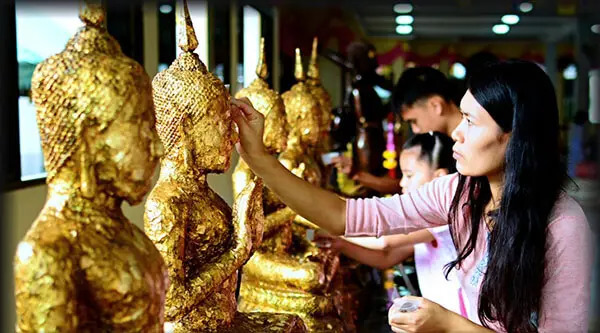 ปิดทองพระพุทธรูป