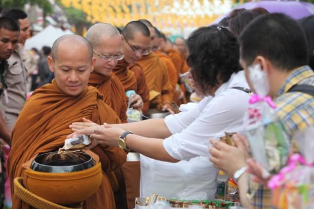 ทำบุญตักบาตร