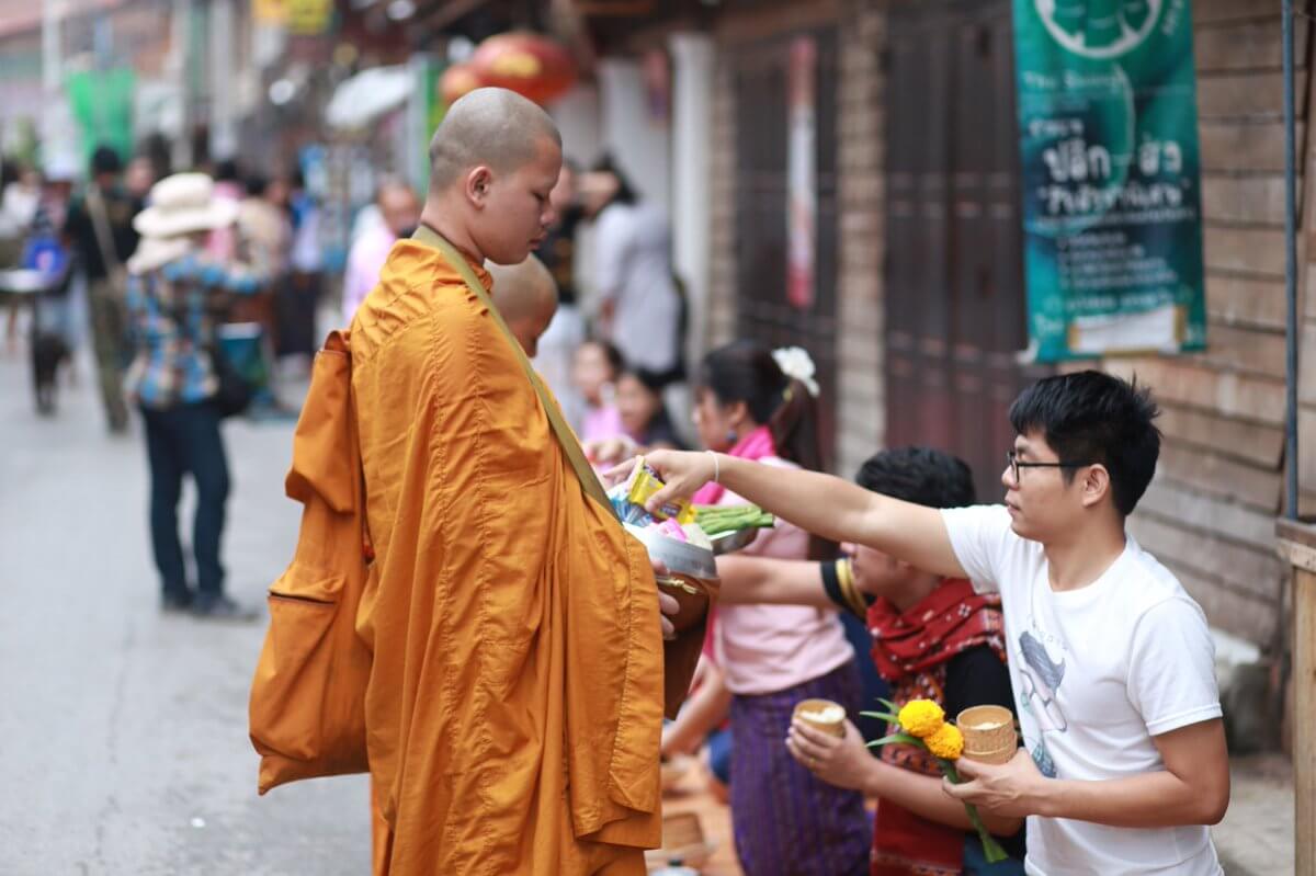 ทำบุญตอนเช้า