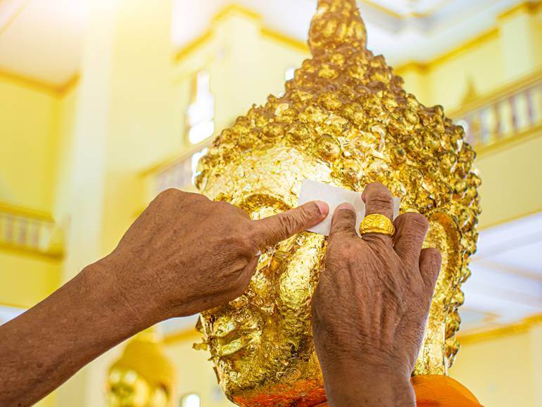 ปิดทองที่หัวพระ