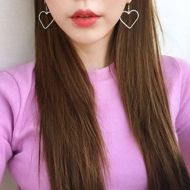 ผมสีน้ำตาลเข้มประกายทอง