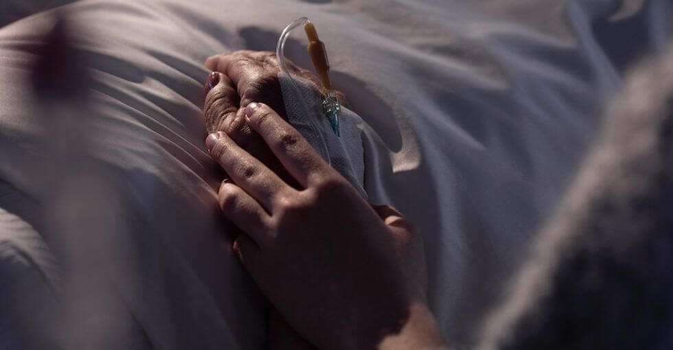 จับมือคนป่วย