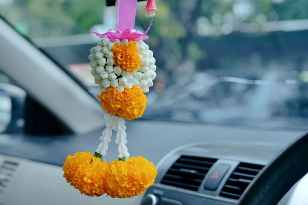 พวงมาลัยไหว้พระบนรถ