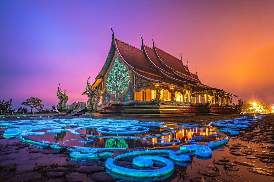 วัดสิรินธรวรารามภูพร้าวตอนกลางคืน