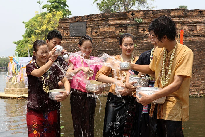 สาดน้ำในวันสงกรานต์